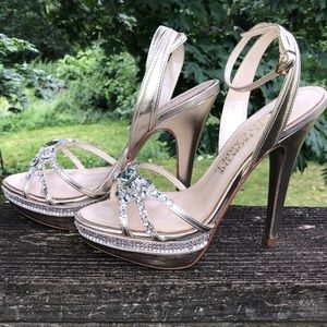 E live from the red carpet Lola Heels